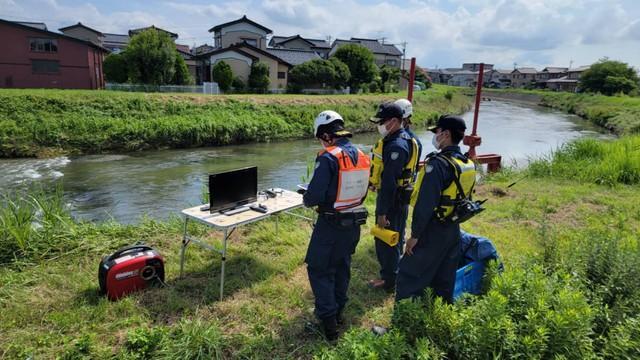 ２歳男児の行方不明を受け、水辺での捜索を続ける署員ら＝富山県高岡市(撮影・小川泰平) 