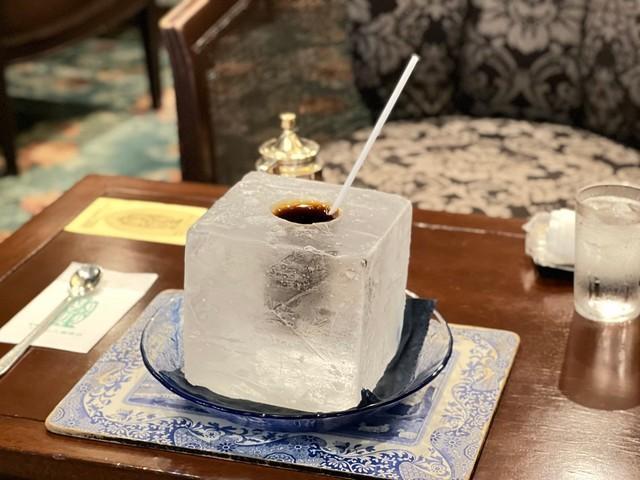 神戸でアイスコーヒー頼んだら→驚きの器にSNSざわつく　「キンキンです」「色々スリリングですね」