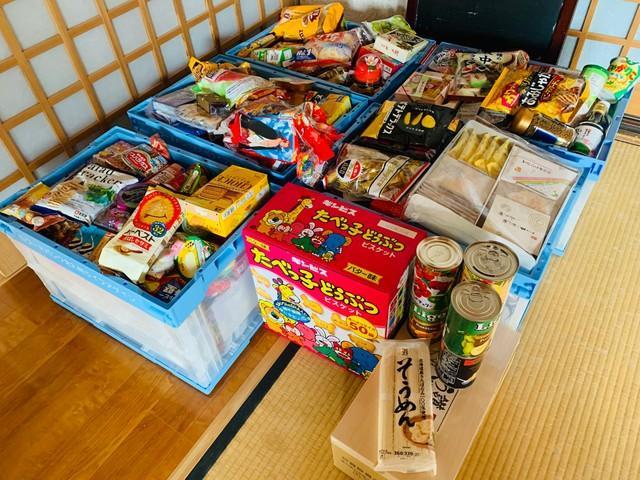 お盆のあいだに納骨堂にお供えされた食品（画像提供：松崎智海（非売品僧侶）さん）