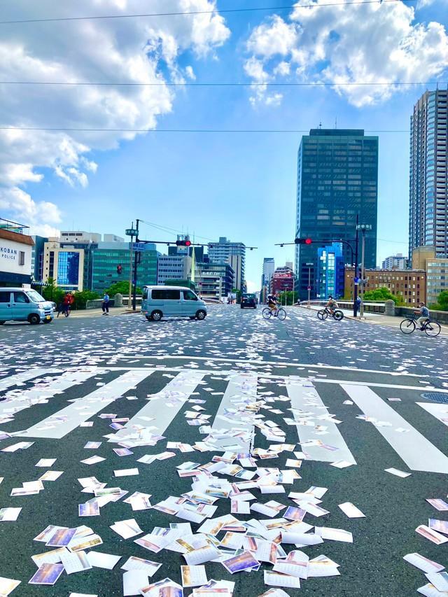 広い交差点を埋め尽くす5万枚のカレンダー（やなさん提供）