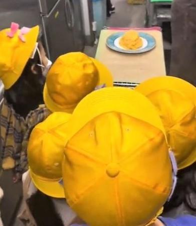 「リアクションがミニオンすぎる」歓声をあげる黄色い帽子の小学生が話題　「想定以上のミニオン」みんなで何を見てたの？