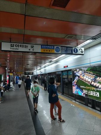 ソウルの地下鉄、日本と同じようにみんなマスクを着用