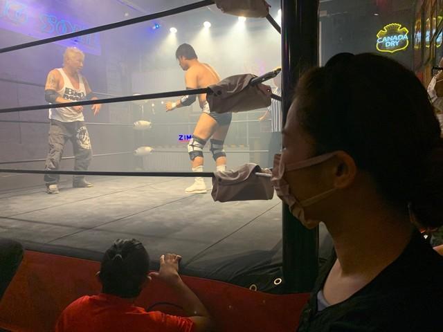 BADMAX藤永さんと清水佑さんの熱戦を見守るプロレス女子