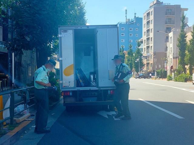 コンビニの前に停めたクロネコヤマトの車両を取り締まる駐車監視員たち（きんぞうプロさん提供）※一部加工しています