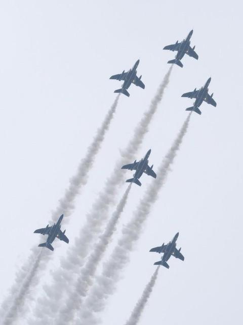 雨の中、ブルーインパルスが展示飛行　西九州新幹線開業を空から祝福