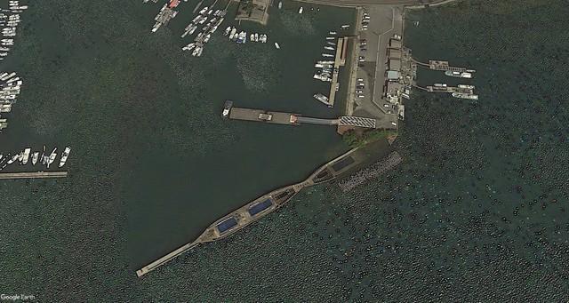 空から見た漁港に、奇妙なカタチの防波堤…実は貴重な“戦争遺産”　鉄不足の中作られた「コンクリート製の船」でした