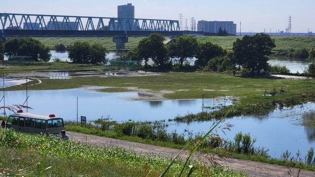 行方不明になった７歳女児の靴と靴下が発見された河川敷＝千葉県内（撮影・小川泰平）