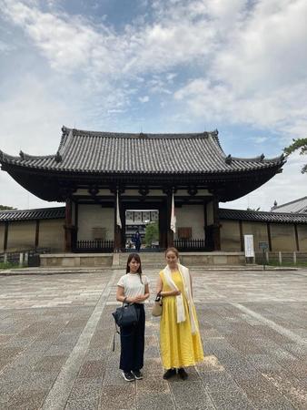 ゆかりの法隆寺で山崎真実さんと阪上めいこさん（写真右）