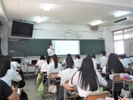 生徒の名前を呼んで、しっかりコミュニケーションをとる司法書士の福村雄一さん