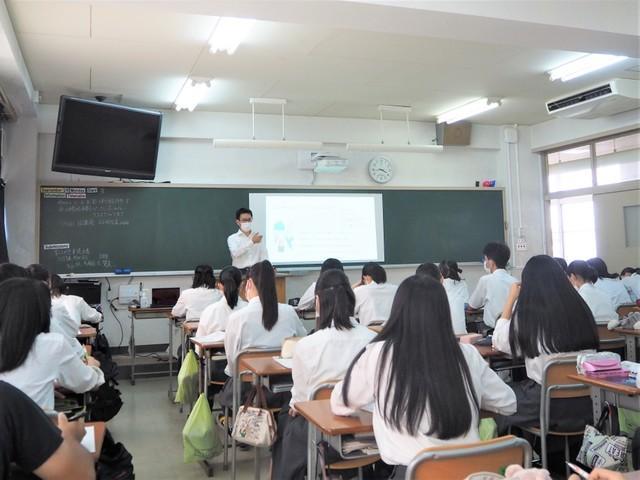 生徒の名前を呼んで、しっかりコミュニケーションをとる司法書士の福村雄一さん