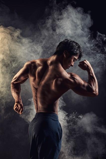 スモークも使って、筋肉に迫力をプラス（提供　studio GAON）