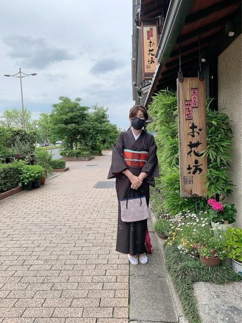 着物で京都散策へ「どこに行こうかしら」