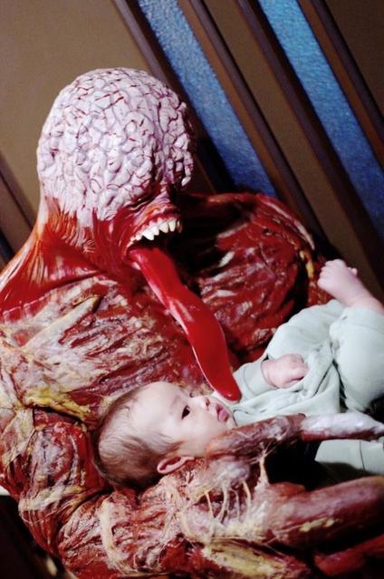 息子よ、笑って…面白顔で赤ちゃんをあやすバイオハザードの怪物キャラ　「怖すぎ」「父よ、なぜ全力を尽くしてしまったのか」