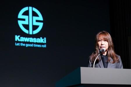 2021年10月6日に行われたカワサキモータース事業説明会に登壇し、スピーチするKMJ社長の桐野英子さん