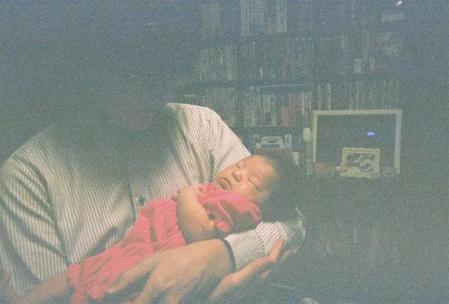 「ママ教えて。パパはどんな人だったの？」「お父さんのことは忘れなさい！」そんな母子の会話が…（想像です、木本仮名太さん提供）