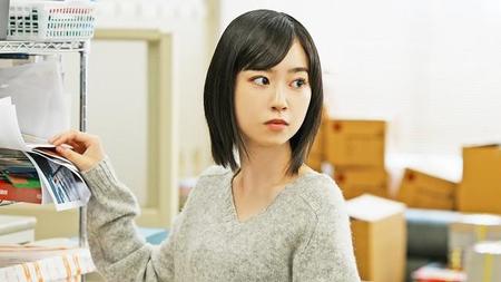 新卒女子・詩織（杏花）が配属された先は、なんと成人向け雑誌編集部