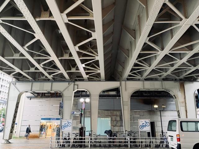 JR元町駅東側の「穴門架道橋」。桁を支える鉄柱の配置から線路を山側にずらしていった状況が分かる＝いずれも神戸市中央区