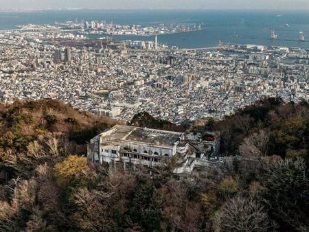 摩耶山の中腹にひっそりとたたずむ「マヤカン」こと摩耶観光ホテル跡。