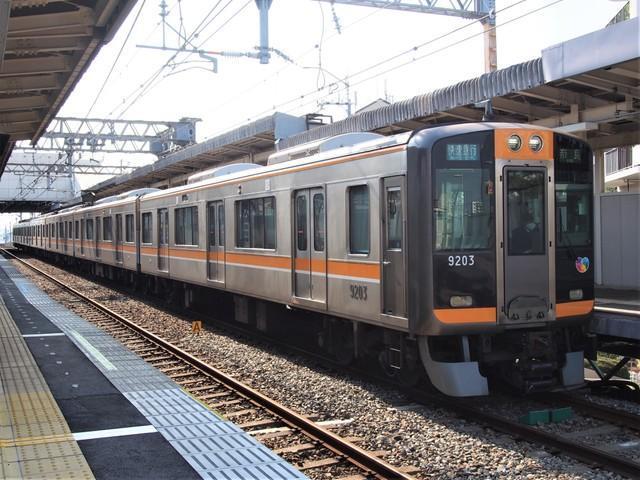 魚崎駅に停車中の快速急行奈良行き