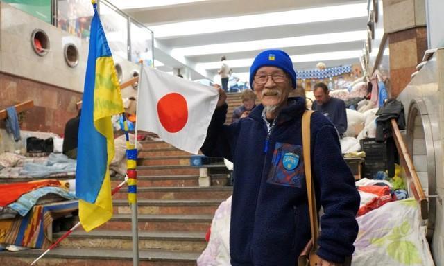 地下鉄駅に住み込んで避難民の支援にあたる土子文則さん（提供画像）