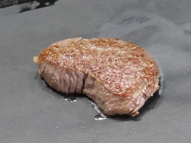 このステーキ、実は茹でているんです（大西哲也さん提供）