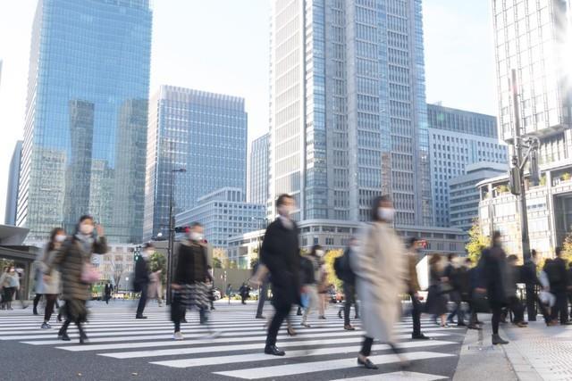 緊急事態宣言なしで外出自粛を要請できる！？　政府の「コロナ第8波への新方針」に危機感…「法律の根拠なく国民の権利を制限」