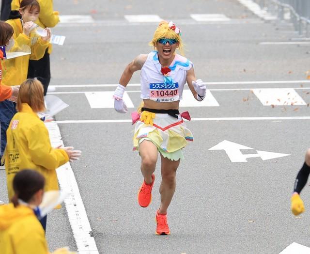 沿道から「お帰り」…プリキュアランナーが2時間41分55秒の快走を披露、3年ぶり神戸マラソンで復活