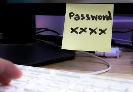 IDやパスワードのメモをPCに貼り付けるのはセキュリティ上、危険ですよね　※画像はイメージです（janews094/stock.adobe.com）