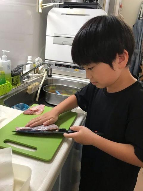 「誕生日のご飯何がいい？」→「自分でさばいた鯛がいい」小5男子の華麗な包丁さばきに驚きと称賛の声が続出！先生はなんとYouTube