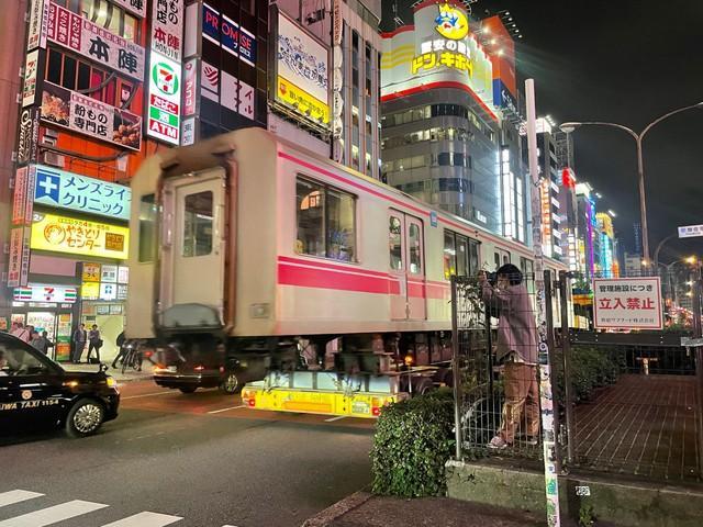 シュールです…ネオンきらめく歌舞伎町を横切る電車と撮り鉄（提供画像）