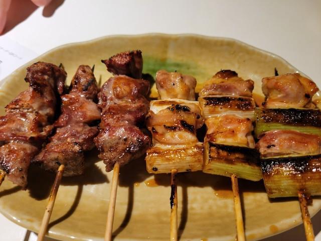 オーナーは人気インフルエンサー　名物の煮込みは年間4万食　話題のお店、東京・焼き鳥どんの人気の秘密に迫る