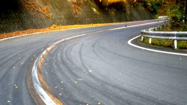 「峠道はサーキットするところではありません」 道路に黒いタイヤ跡を残すローリング族とは　山梨県警に聞いた