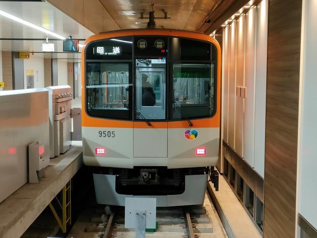 区間特急は大阪梅田駅1番線に到着