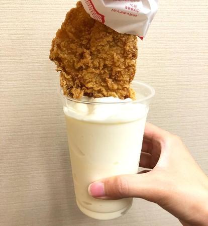 モスチキンをモスシェイクバニラに漬けちゃう！チキンの塩気とシェイクの甘みが口の中で溶け合います（提供画像）