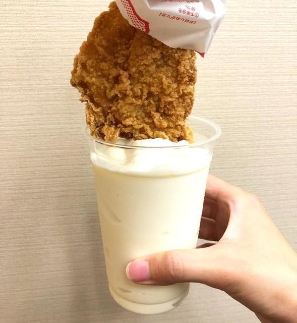 「実は最高に合うんです」モスチキンをバニラシェイクにズボッ！　禁断の組み合わせを投稿　公式アカウントに聞いた