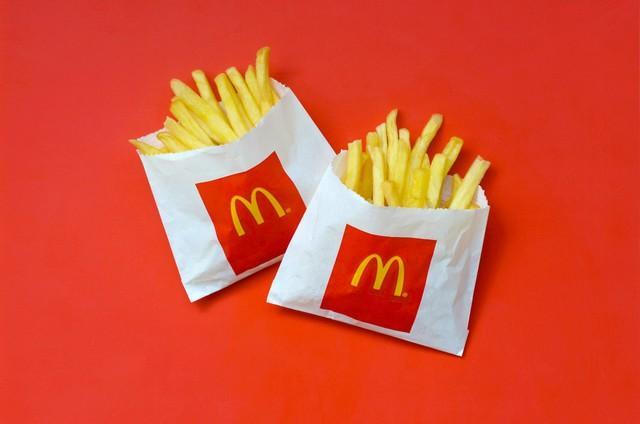 マクドナルドで隣同士…見ず知らずの高齢男性と1歳男児の交流に「きゅうううぅーん」「泣いてしまった」