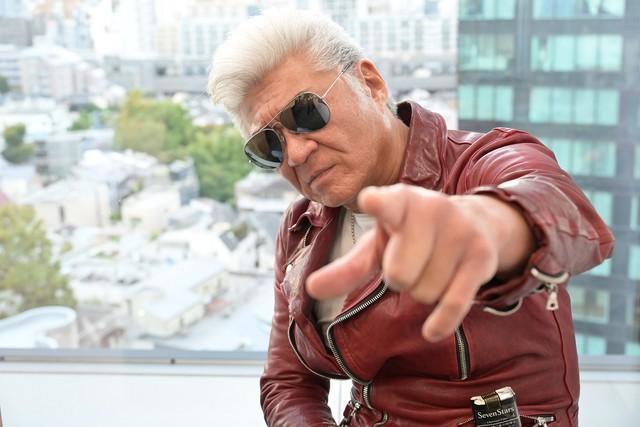 イッツア」で心を整える、顔面凶器・小沢仁志の意外な顔 拳銃5秒で解体