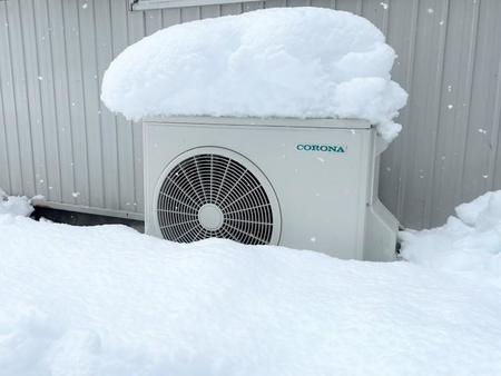 雪に埋まっている室外機（コロナ提供）