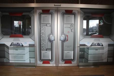 市役所正面玄関の自動ドア（国東市役所提供、以下同）