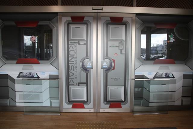 市役所正面玄関の自動ドア（国東市役所提供、以下同）