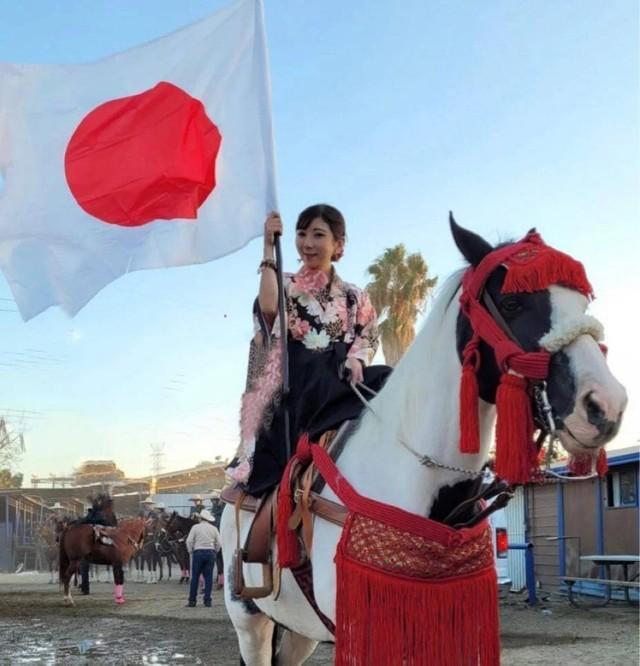 誇らしげに日の丸を掲げる中村さん