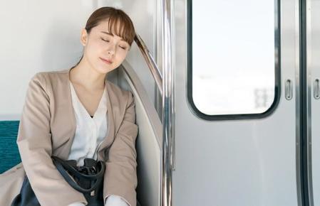 移動中の電車内でうとうと(naka/stock.adobe.com)