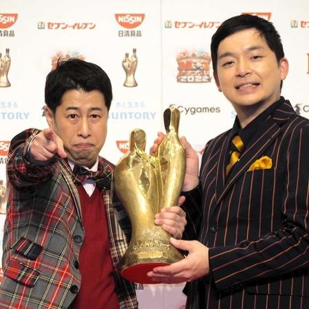 M-1大会後の記者会見で、優勝の喜びを語るウエストランドの井口浩之（左）と河本太（2022年12月18日撮影）