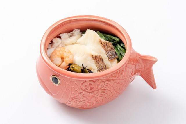 桜色の陶器製容器。目玉や尻尾も愛らしい（淡路屋提供）