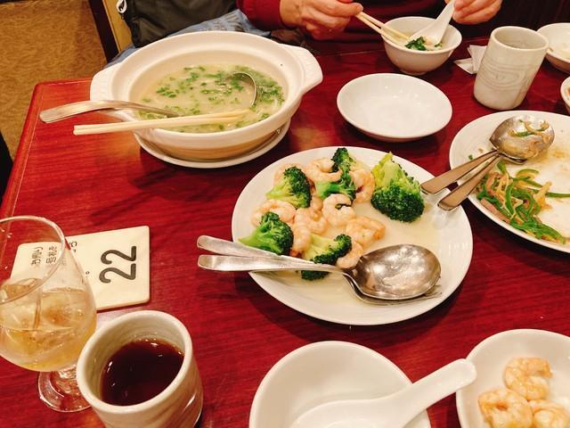 両親との楽しい思い出のある中華料理店でいろいろ注文し2人でシェアして食べたという（レンタルなんもしない人さん提供）