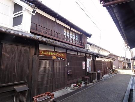 江戸時代の町並みが広がる今井町の町家に入る「ワーク・わく」。入口に掲げられた木製看板には「おしごと手習い処」と刻まれている