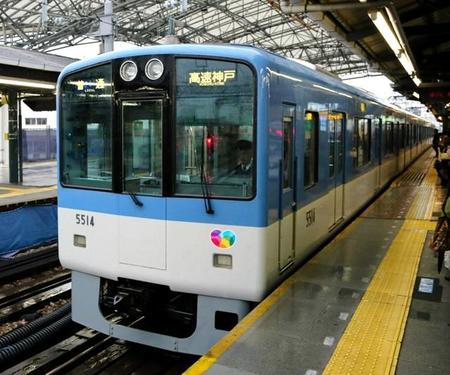 「復興カラー」で運行されていた頃の阪神電鉄5500系。現在は改装され、増備車両の5550系のみに残る