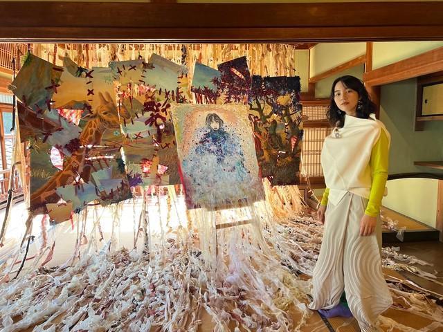 映画「ribbon」のクライマックスに登場した「いつかの自画像と平井の作品」。展示会場である旧浅田邸の空間に合わせて再構成した（筆者撮影）