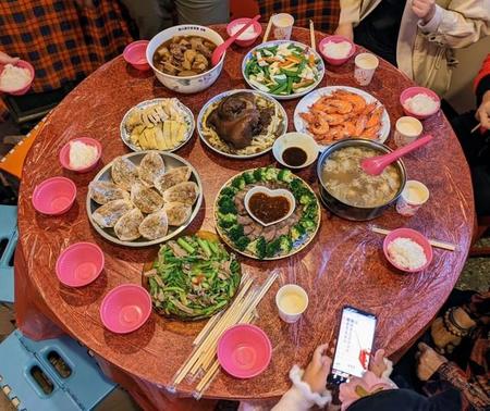 2023年旧暦1月2日「初ニ」の日、親族で囲んだ食卓の様子（Tessさん提供）