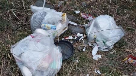 缶や食品トレイ、菓子の包装紙などさまざまな家庭ゴミが放置されている＝ソロキャンプ日本単独野営協会公式提供（@tandokuyaei）